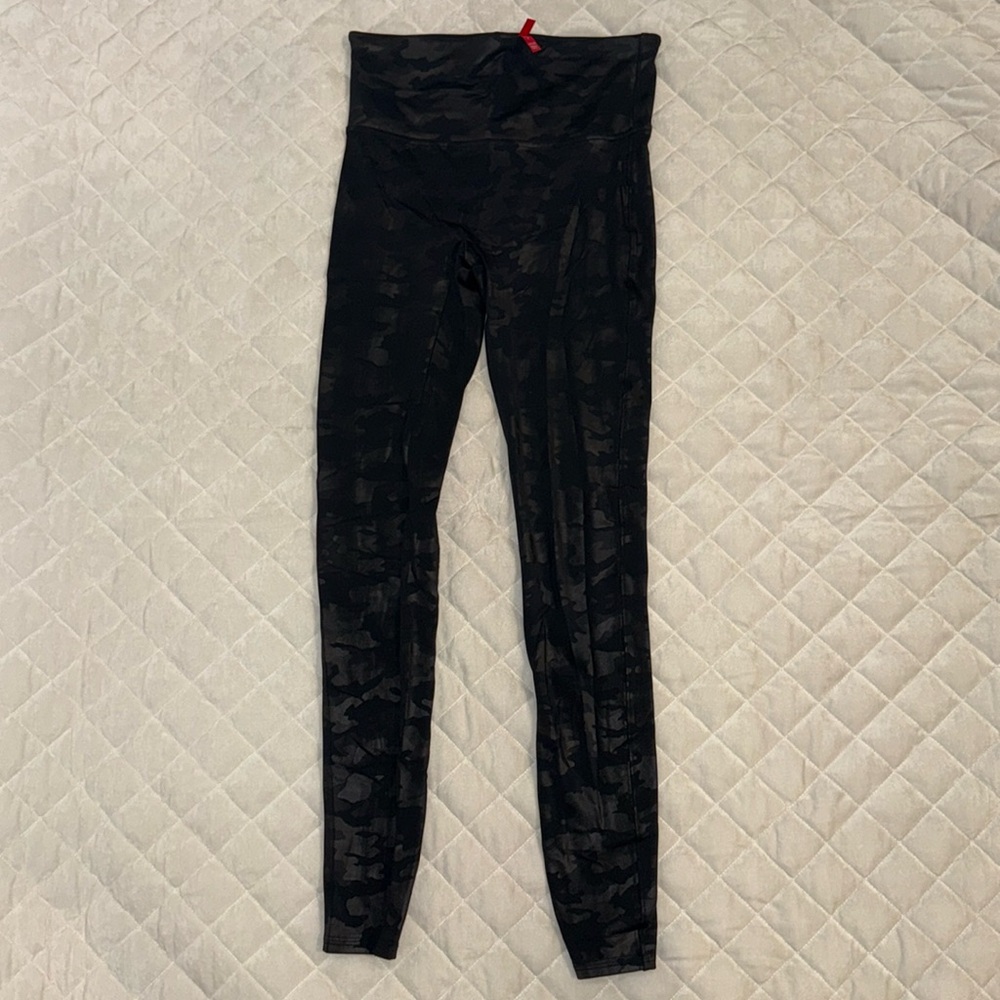 Spanx Faux Leather Camo leggings, Medium, Black